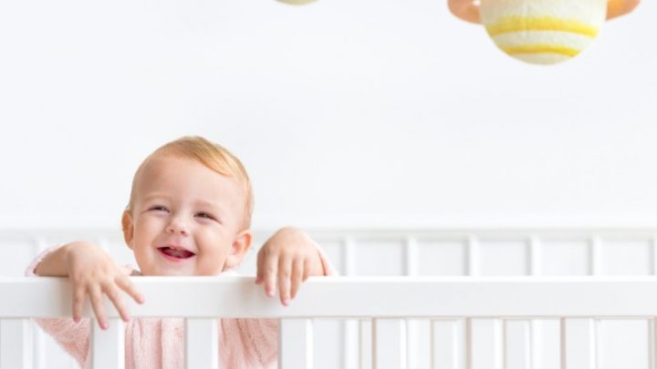 Łóżeczko dla niemowlaka — jakie cechy powinno mieć?