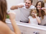 Jakie wskazówki można dać dziecku, aby samodzielnie myło zęby?