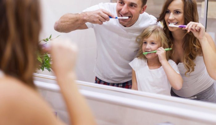 Jakie wskazówki można dać dziecku, aby samodzielnie myło zęby?